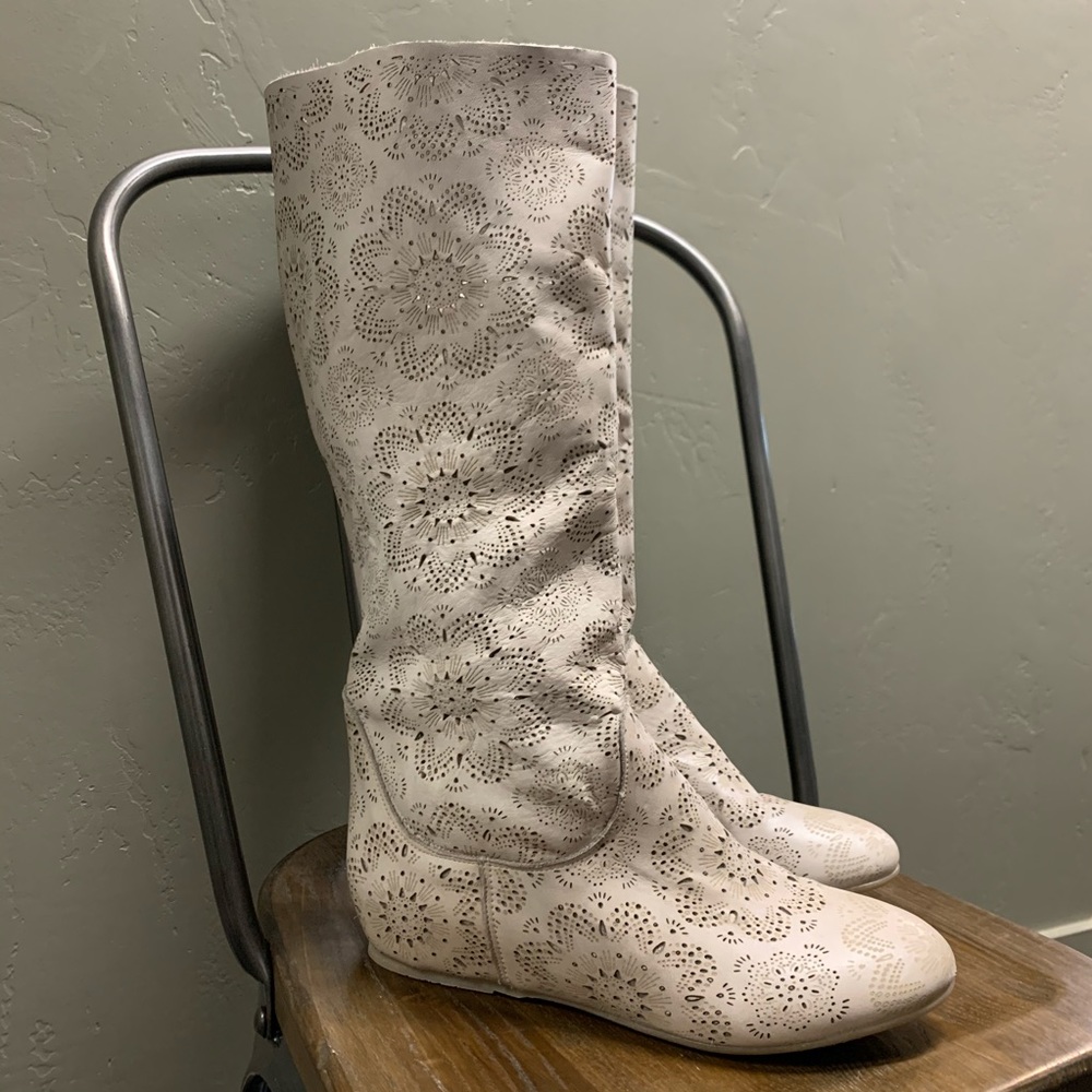 Sundance Tan Boots Size 10/40